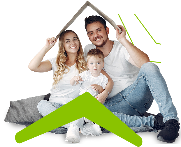 Familia feliz sosteniendo un techo simbólico